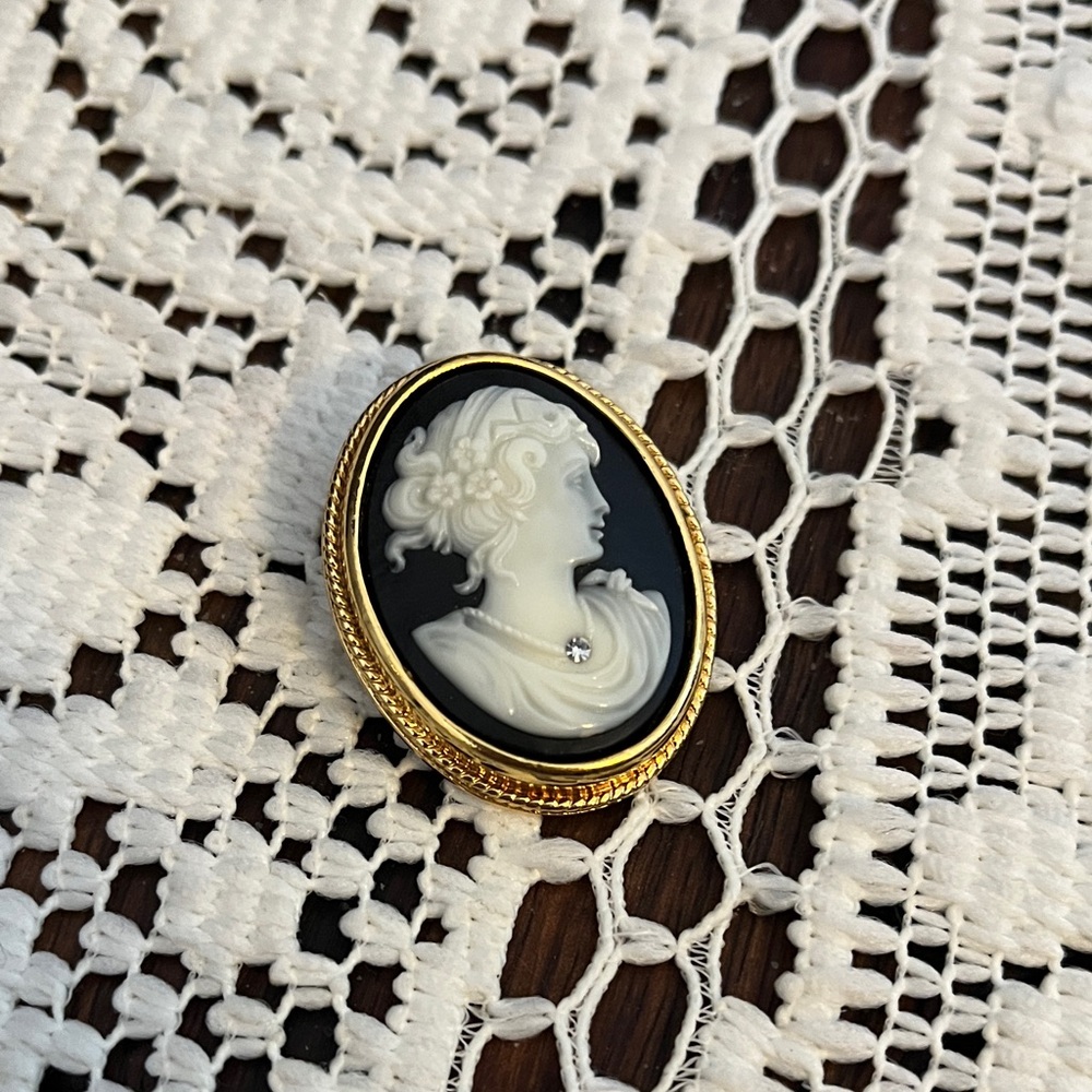 Vintage 1980s Avon Cameo Brooch/Pendant